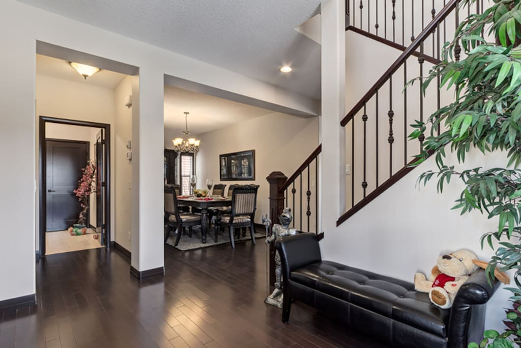 LARGE FRONT FOYER