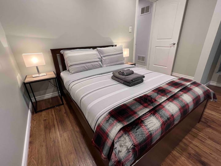 Dhoma e gjumit 2 me krevat dopio të bollshëm dhe tavolinë kompjuteri. 