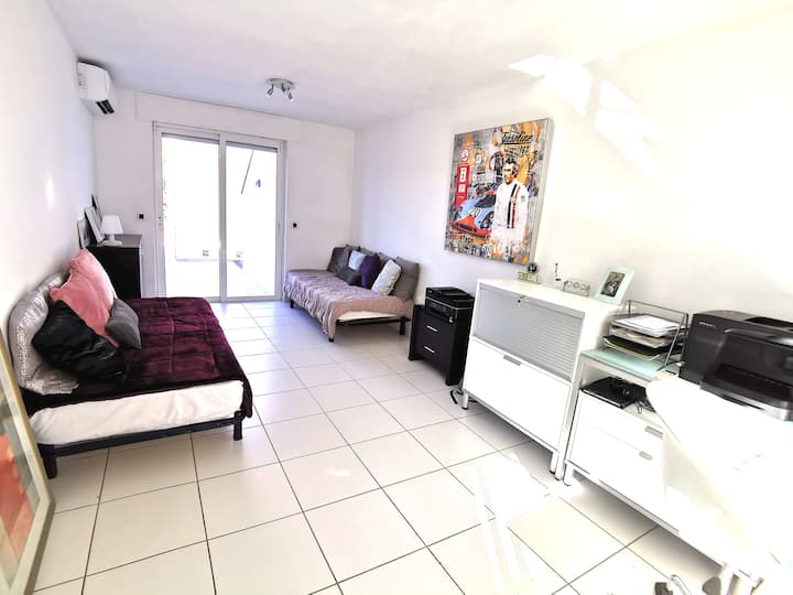 Chambre 5 : 2 lits simples et bureau 