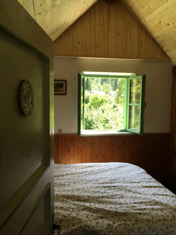 o quarto alpino Stella com uma cama de casal