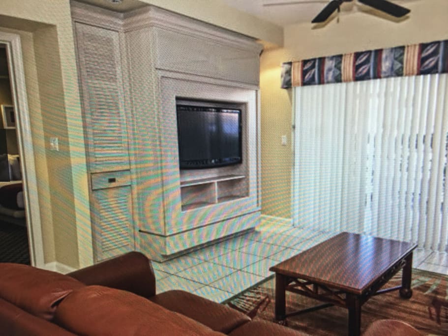 Living room relaxing area! Phone with voice mail, cable TV with premium channels, DVD player, wi-Fi internet access and satellite.