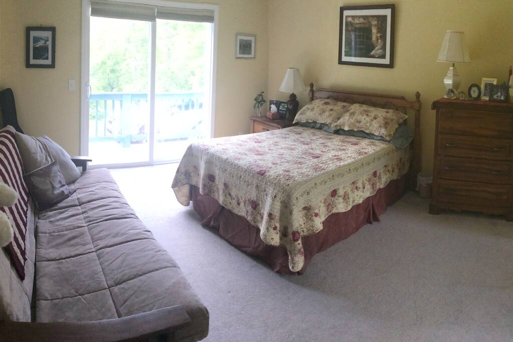 Guest bedroom, sleeps 2 + full futon (sleeps 1)