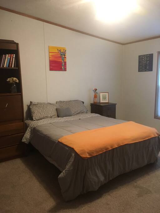Private room with queen size bed
