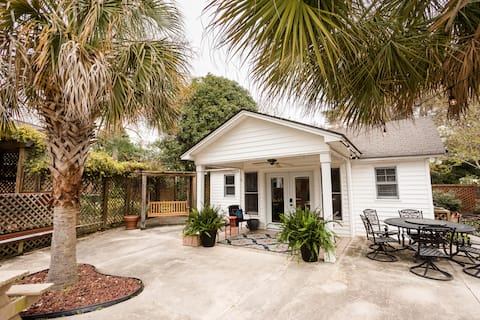 Top performing Airbnb: Cottage by the Pool: Close to Interstates in Florence