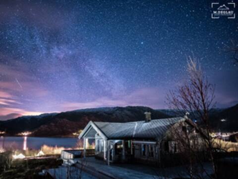 Enjoy the northern lights in amazing surroundings