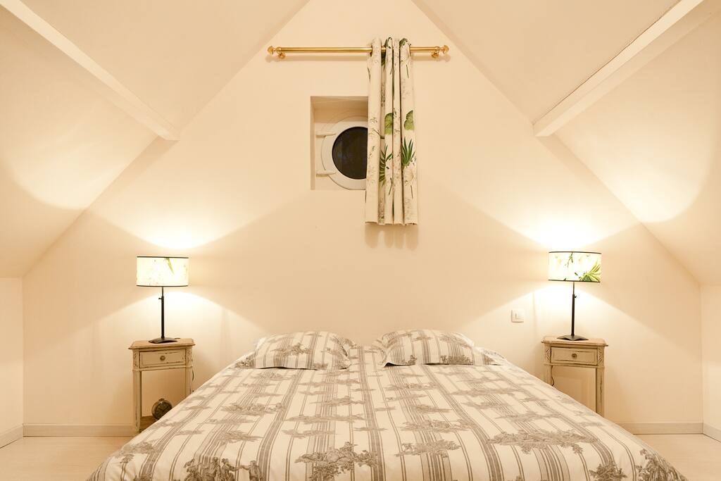 Chambre à l'étage. li lit peut être double, ou séparés en 2 lits simples. Un 3em lit est disponible dans la chambre