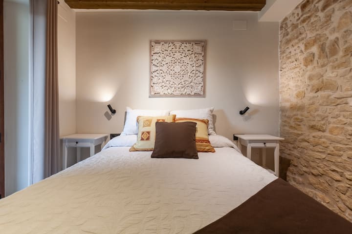 Lower double bed. Wide: 1.50m