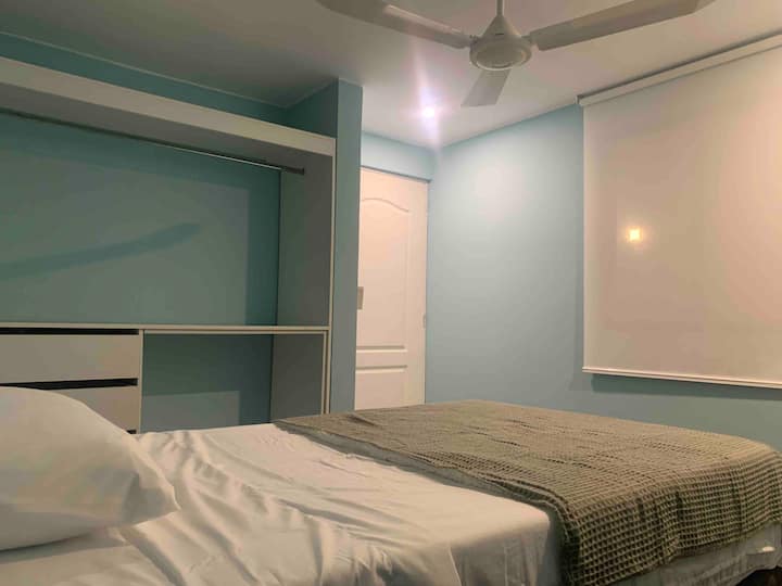 Соба 5: кауч 1 и пол со дополнителен душек 1 простор. Футон за 1 лице. 