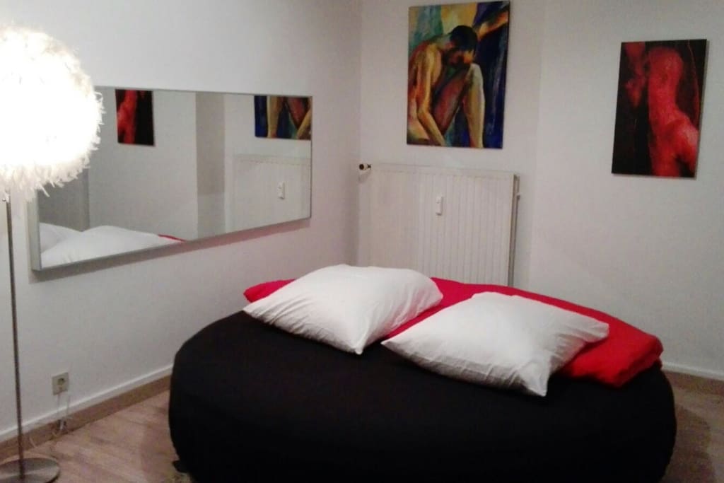round bed - sleeps 2 adults