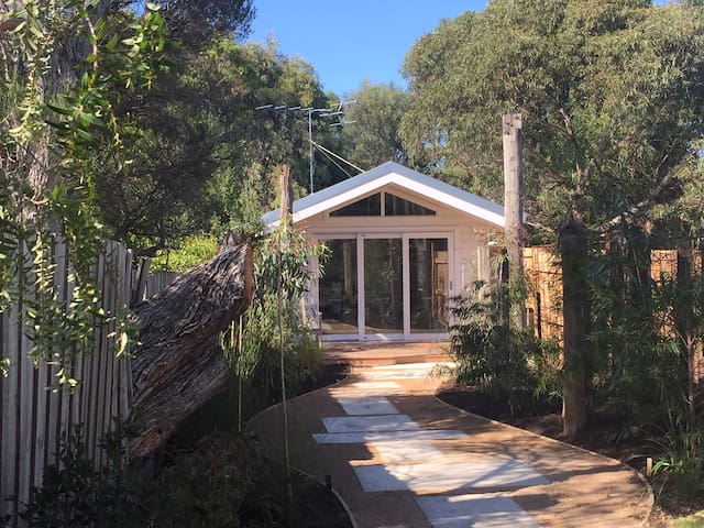The Cottage on Beach Road, Torquay