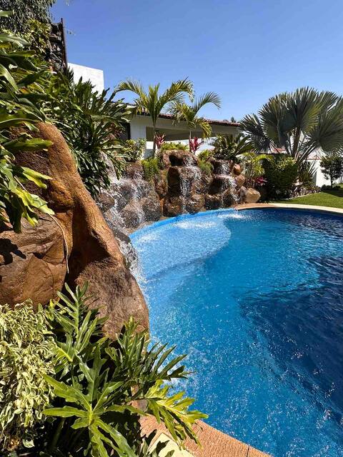 Casa de Lujo Alberca, Jacuzzi, Cascada, Asoleadero