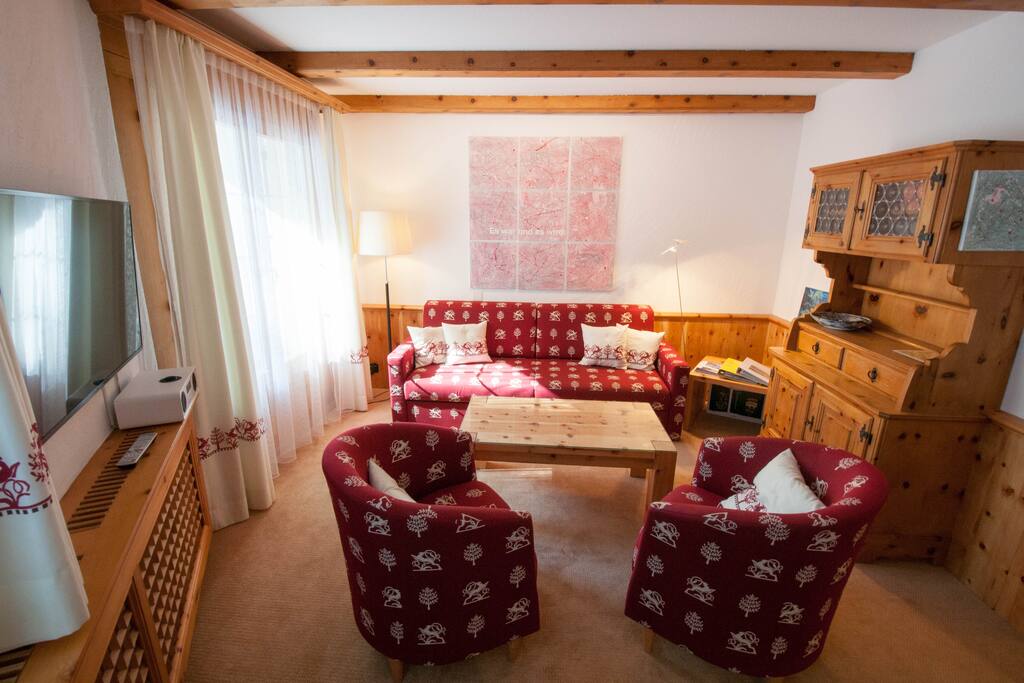 Wohnzimmer mit Zugang zum Balkon