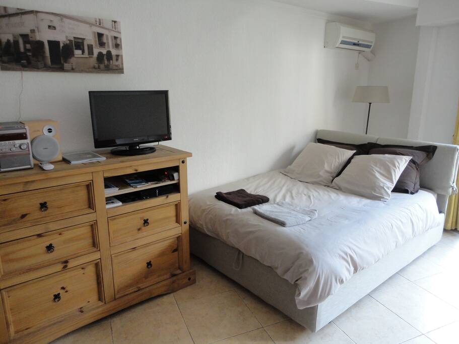 Notre tout nouveau lit 140x200 avec un très bon matelas.