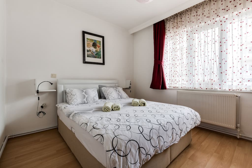 The bedroom with king size bed (160*200) (63 in*79 in).