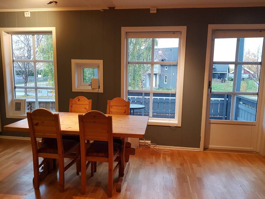 Dining table 6 seats