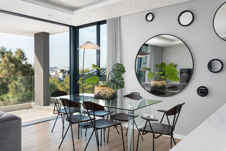 Deluxe Apartment | Views | Fast WiFi | Pool Access gallery image 2