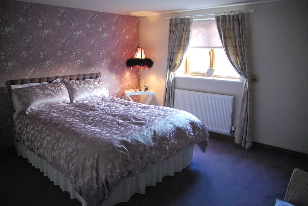 Spacious Double bedroom with wardrobe and draws