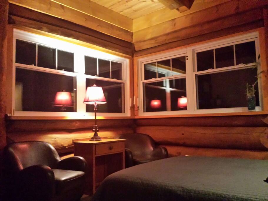 chambre du soir avec grands fenêtres