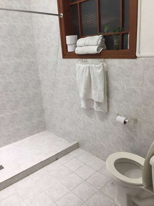Baño cuenta con ducha agua caliente