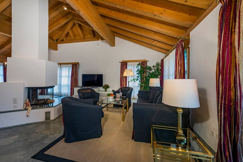 sitting room with fire place