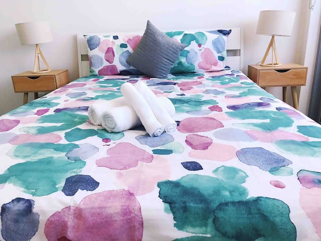 Ashifeld 2BR/3mins to train station 全新精品公寓近City