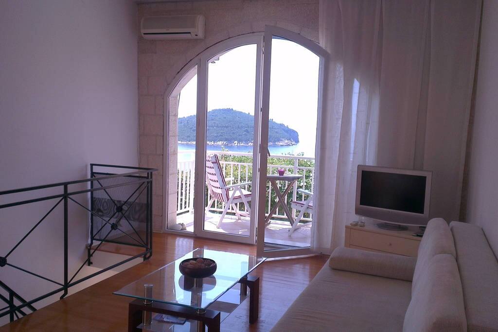 Stunning View, Cosy Gem above the Old Town, 3min