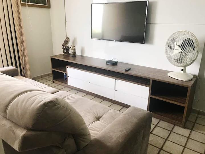 Sala de estar con televisor inteligente