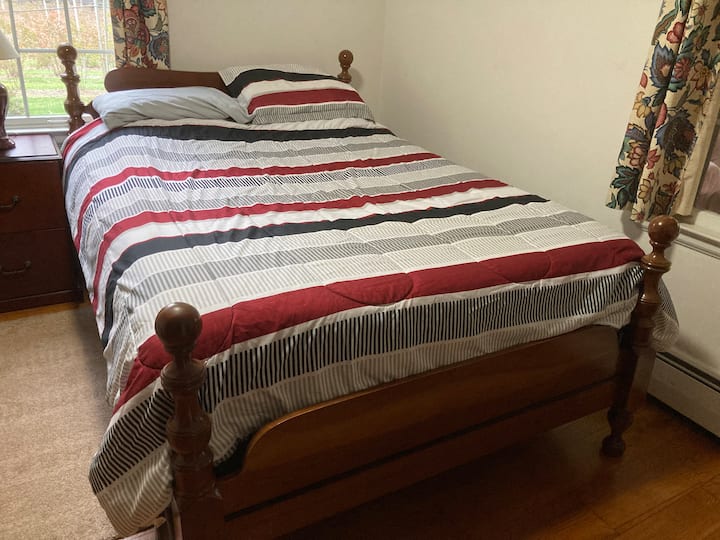 ห้องนอนชั้นแรก #2 มีเตียงควีนไซส์และเตียงเดี่ยว