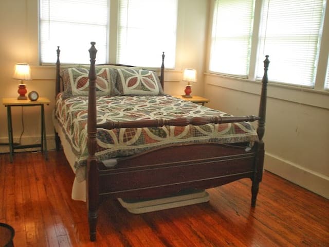 Sharp room in welcoming house near UAB