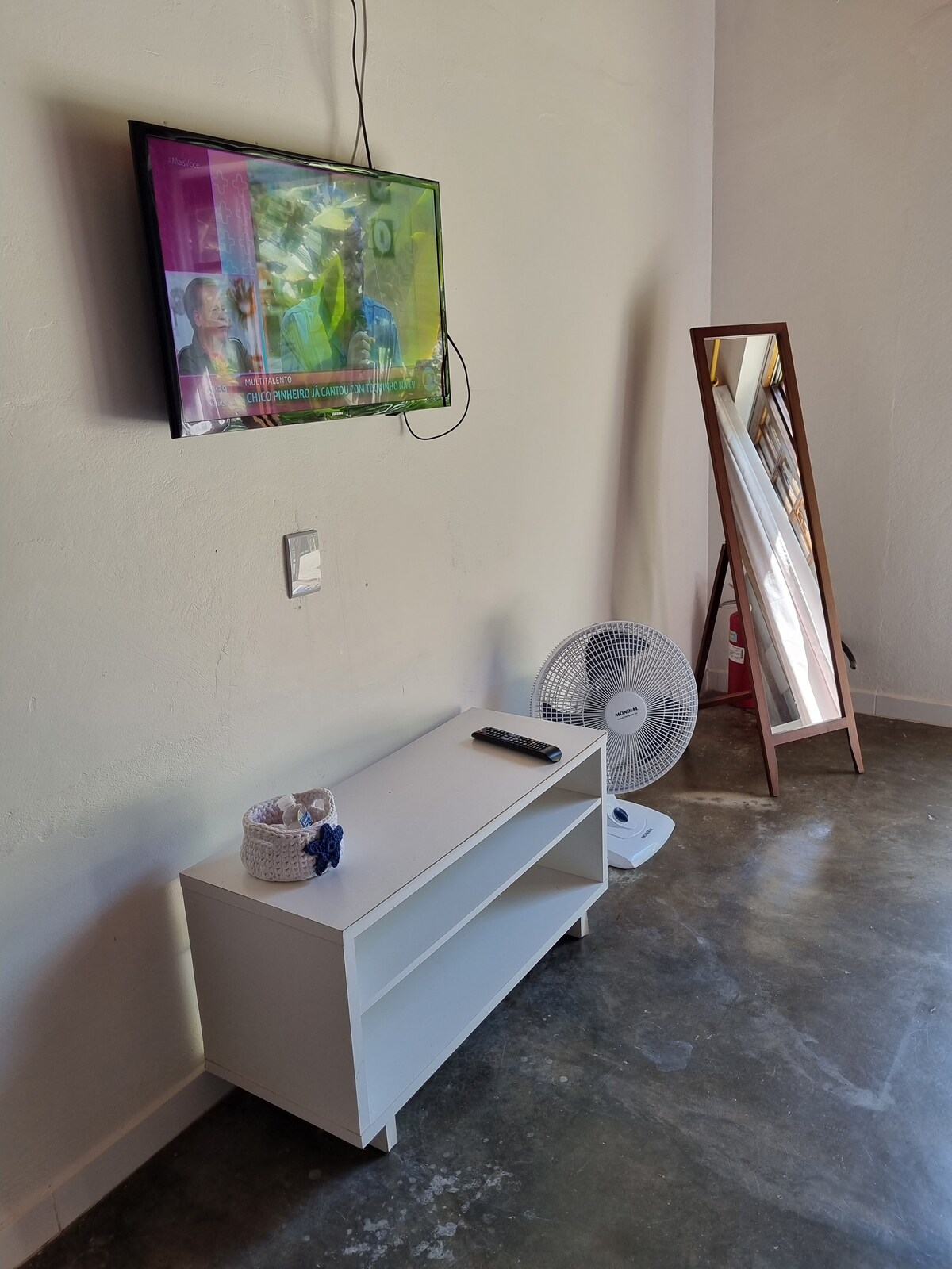 Დეტალური ტელევიზორი და სარკე