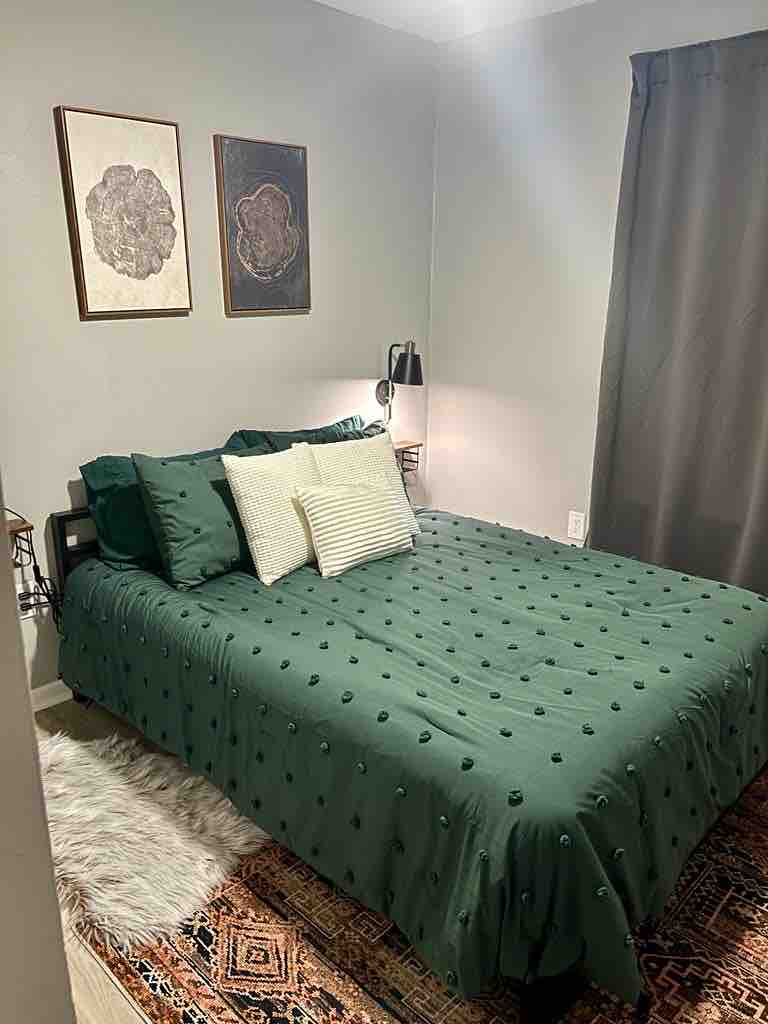 Chumba cha kulala cha tatu na kitanda cha watu wawili.