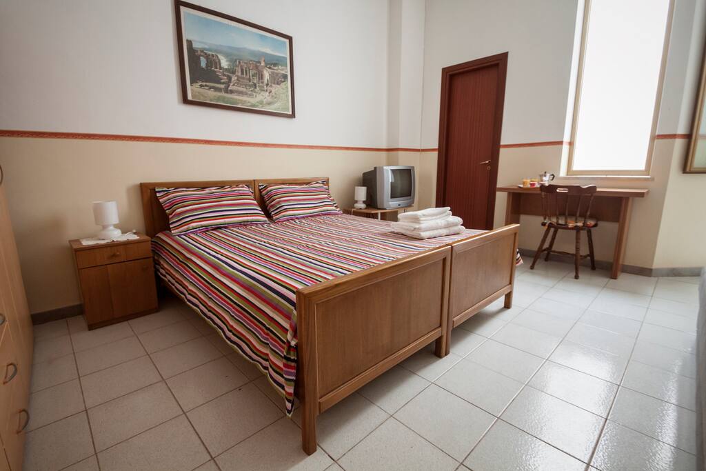 Camera da letto con letto matrimoniale e tv, ampio armadio