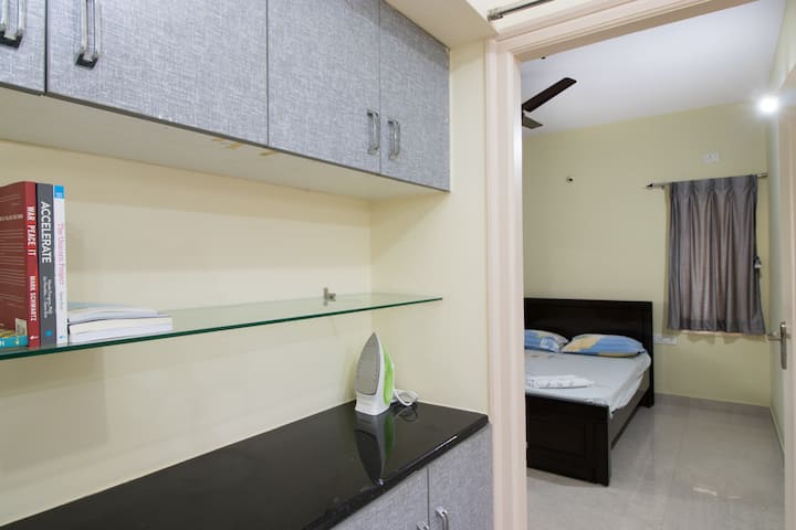 غرفة معيشة وتناول طعام كبيرة..تؤدي إلى غرفة النوم مع حمام ملحق