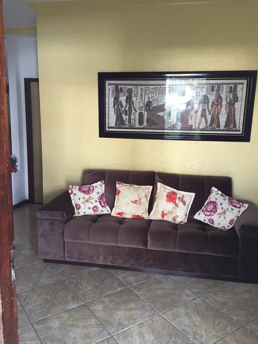 Sala ampla e aconchegante para vc desfrutar com toda a sua família!