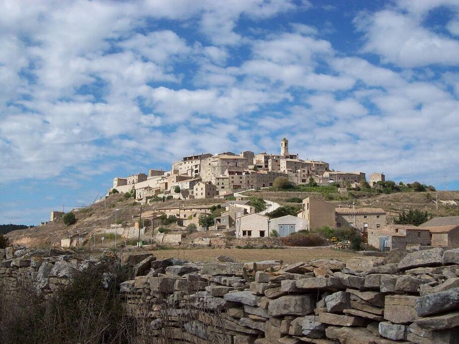 Nuestro pueblo sobre una cima de 865m; fresco en verano, con vistas hasta 80km alrededor.