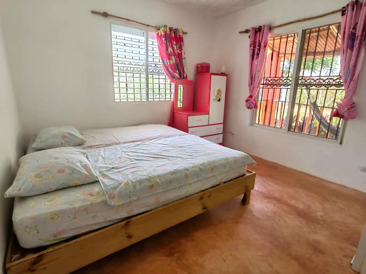 ห้องนอนเด็กพร้อมพัดลมเพดาน