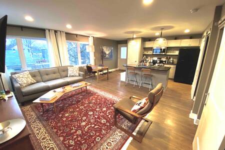 New Vintage Mod Carriage House Downtown