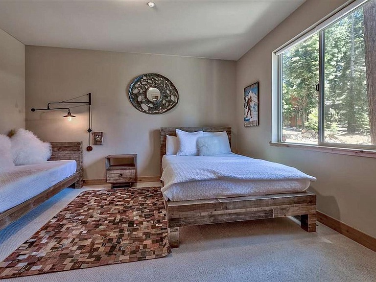 ห้องนอนชั้นล่างพร้อมเตียงควีนไซส์และเตียงเดี่ยว