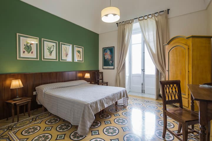 غرفة النوم الأولى، بسرير مزدوج أو سريرين مفردين