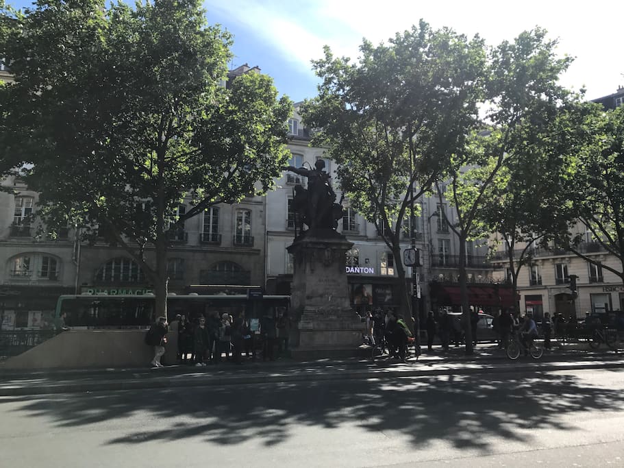 Boulevard Saint Germain/ Métro ODEON