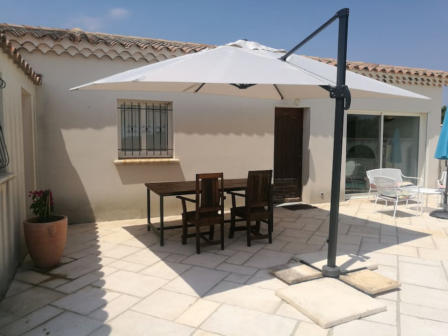 La villa bénéficie du ensoleillement toute la journée vous pourrez y faire des repas en famille vous avez une grande terrasse avec un box pour vos vélos, un barbecue est mit à disposition table pour 6 personnes et un salon de 4 personnes, chaises longues plus un parasol 3x4
The house gets the sunshine all day long. Enjoy an outside seating area where you can have dinner with your family on the terrace. The surrounding village, vineyards and fruit fields are perfect for bike rides, secure your bikes safely in our outbuilding and use our lilo's, barbecue, and garden furniture with a 3x4m parasol to give you or the kids some shade.