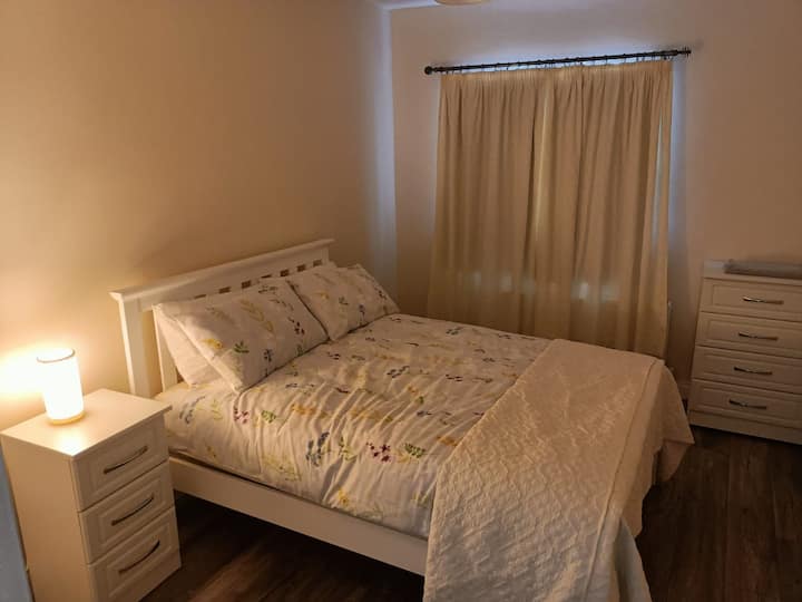 2号卧室，这间舒适的卧室可睡2人，位于通往卫生间和厨房的小走廊旁边