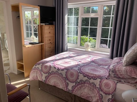 Luxury en-suite room with single bed