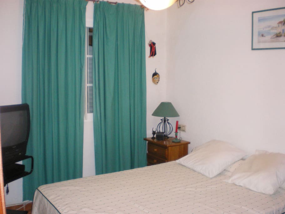 Une des deux chambres avec lit de 140