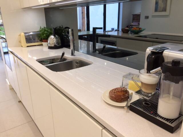 Charming, central, 5 BR house gallery image 5