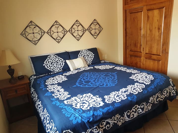 Segundo dormitorio con cama tamaño king.