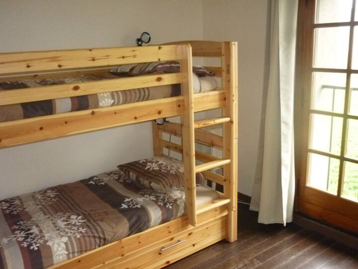 La habitación con dos literas y una cama con cajón