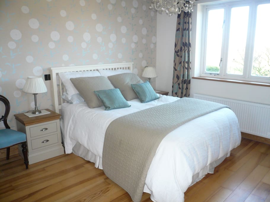 Large rear room with king size bed, TV and en suite shower