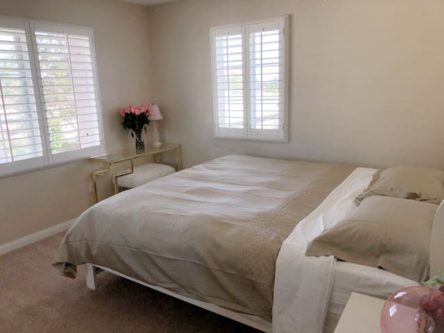 Near Airport Outlet King size bedroom Ontario Airport Outlet King Room