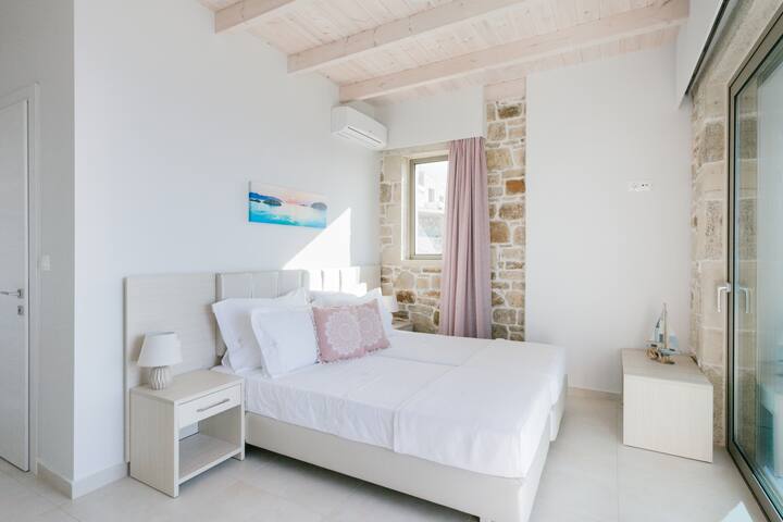 Poolside Villa with Spectacular Ocean Views gallery image 3